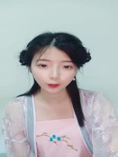 全程露脸丝袜情趣对着镜头发骚，揉奶玩逼舔假鸡巴，撅着屁股道具抽插骚穴，表情好骚